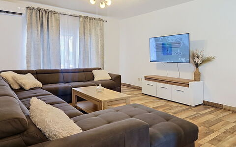Ivana: Mueble, Diseño De Interiores, Piso, Sofá, Suelo, Madera, Suelos De Madera, Sala, Habitación, Casa