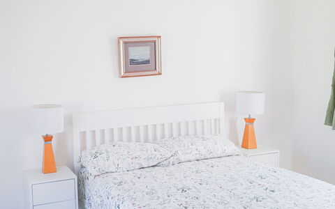 Ballyconneely Hc No.5: Cama, Mueble, Lecho, Habitación, Sábana, Linos, Diseño De Interiores, Textil, Mesita De Noche, Arrojar La Almohada