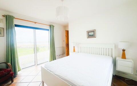 Ballyconneely Hc No.5: Cama, Habitación, Mueble, Suelo, Techo, Piso, Sábana, Lecho, Diseño De Interiores, Marco De La Cama