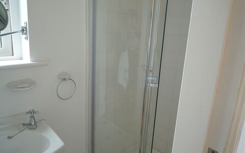Ballyconneely Hc No.5: Pared, Arreglo De Tubería, Baño, Piso, Suelo, Lavabo Del Baño, Plomería, Diseño De Interiores, Habitación, Lavabo