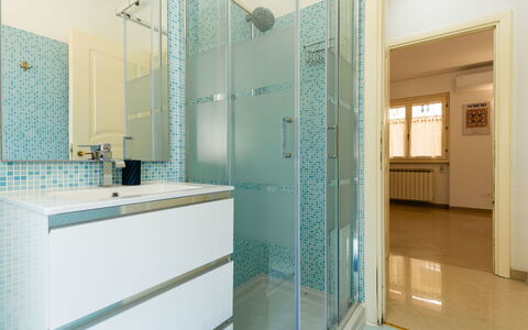 Casa Dell'Ulivo: Piso, Pared, Suelo, Diseño De Interiores, Arreglo De Tubería, Techo, Puerta, Plomería, Baño, Mueble De Baño