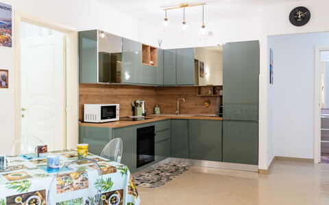 Casa Dell'Ulivo: Mueble, Cocina, Gabinetes, Mostrador, Diseño De Interiores, Aparato De Cocina, Piso, Electrodoméstico, Madera, Suelo