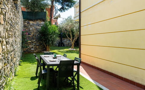 Casa Dell'Ulivo: Piso, Suelo, Jardín, Patio Interior, Sombra, Césped, Paisajismo, Yarda, Manchas De Madera, Mueble Para Exteriores