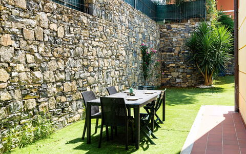 Casa Dell'Ulivo: Pared De Piedra, Sombra, Jardín, Mueble Para Exteriores, Patio Interior, Paisajismo, Losa, Yarda, Césped, Eco Hotel