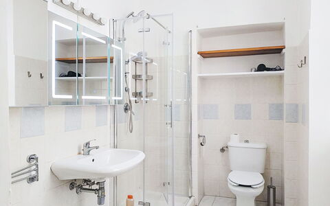 Verbania 695: Baño, Arreglo De Tubería, Lavabo Del Baño, Diseño De Interiores, Lavabo, Piso, Baño, Suelo, Grifo, Asiento Del Baño