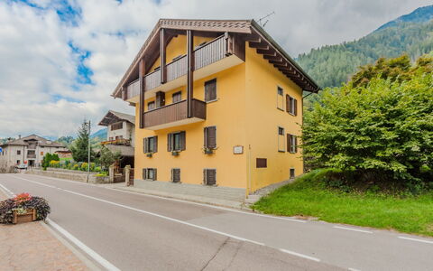 Federica: Edificio, Casa, Barrio Residencial, Casa, Arquitectura, Colina, Techo, Asentamientos Humanos, Cordillera, Pueblo