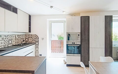 Federica: Piso, Cocina, Diseño De Interiores, Mostrador, Suelo, Madera, Techo, Mueble, Aparato De Cocina, Lámpara