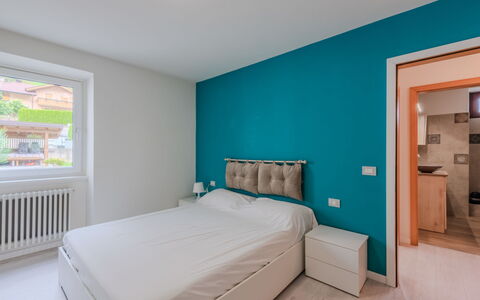 Federica: Diseño De Interiores, Habitación, Cama, Pared, Mueble, Piso, Suelo, Madera, Techo, Sábana