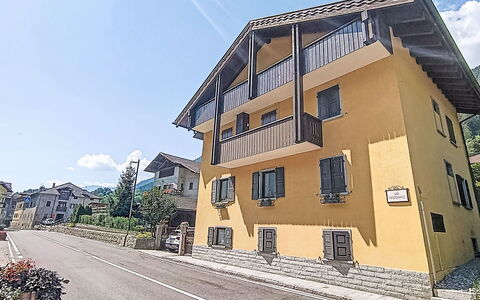 Federica: Edificio, Ventana, Barrio Residencial, Casa, Casa, Techo, Asentamientos Humanos, Cabaña, Área Rural, Pueblo