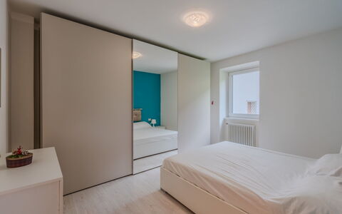 Federica: Diseño De Interiores, Pared, Piso, Suelo, Madera, Mueble, Habitación, Habitación, Techo, Cama