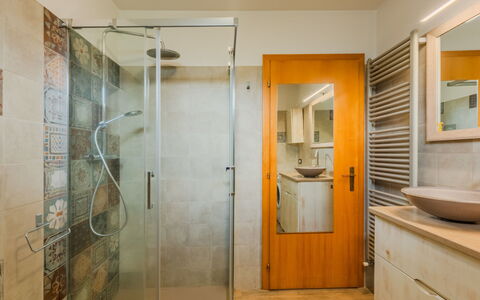 Federica: Piso, Arreglo De Tubería, Diseño De Interiores, Baño, Suelo, Lavabo Del Baño, Techo, Plomería, Ducha, Encendiendo