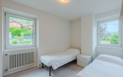 Federica: Habitación, Techo, Departamento, Cama, Sábana, Lecho, Marco De La Cama, Linos, Manchas De Madera, La Luz Del Día