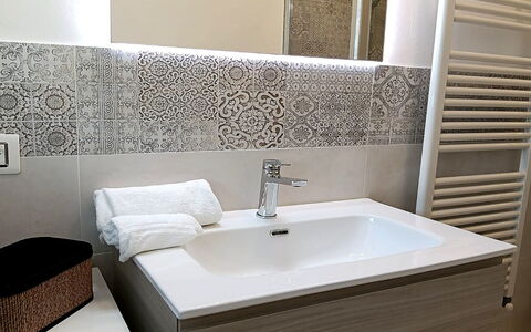 Oasi Blocco a: Arreglo De Tubería, Lavabo Del Baño, Piso, Diseño De Interiores, Lavabo, Suelo, Baño, Grifo, Plomería, Mueble De Baño