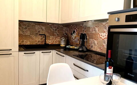 Oasi Blocco a: Cocina, Aparato De Cocina, Mostrador, Electrodoméstico, Gabinetes, Madera, Estufa, Estufa De Cocina, Diseño De Interiores, Piso