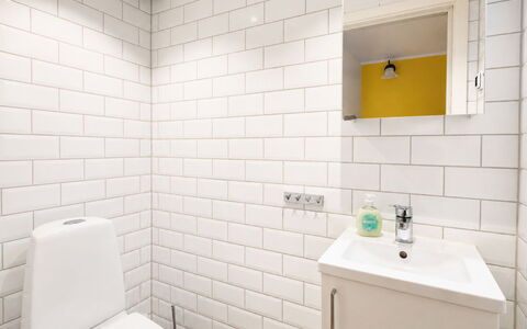 Jennys Pärla: Baño, Pared, Arreglo De Tubería, Piso, Diseño De Interiores, Suelo, Baño, Asiento Del Baño, Lavabo Del Baño, Lavabo