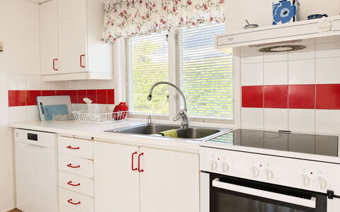 Jennys Pärla: Cocina, Mostrador, Aparato De Cocina, Gabinetes, Rojo, Diseño De Interiores, Electrodoméstico, Lavabo, Mueble, Arreglo De Tubería