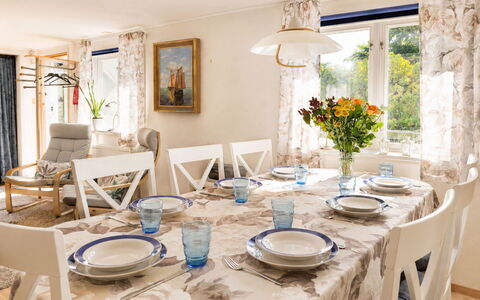 Jennys Pärla: Mueble, Diseño De Interiores, Comedor, Mesa, Silla, Cocina Y Comedor Mesa, Madera, Piso, Vajilla, Textil