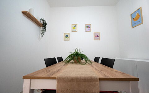 Sole Mare Sicilia: Mueble, Pared, Diseño De Interiores, Madera, Mesa, Piso, Cocina Y Comedor Mesa, Suelo, Encendiendo, Comedor