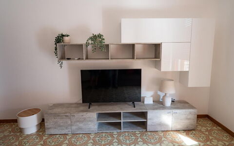 Sole Mare Sicilia: Mueble, Estantería, Madera, Diseño De Interiores, Piso, Estante, Suelo, Habitación, Sala, Casa