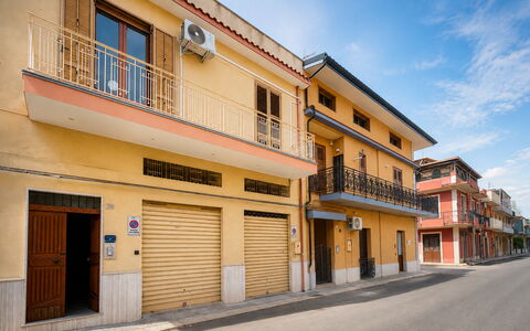 Sole Mare Sicilia: Edificio, Ventana, Amarillo, Superficie De La Carretera, La Carretera, By, Barrio, Barrio Residencial, Calle, Asfalto