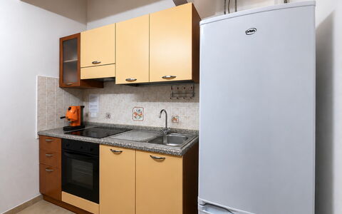 Sole Mare Sicilia: Aparato De Cocina, Cocina, Electrodoméstico, Gabinetes, Madera, Mostrador, Electrodoméstico, Estufa De Cocina, Habitación, Diseño De Interiores