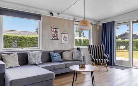 Solvey - 700M from the Sea: Mueble, Diseño De Interiores, Piso, Madera, Suelo, Sofá, Casa, Techo, Sala, Departamento