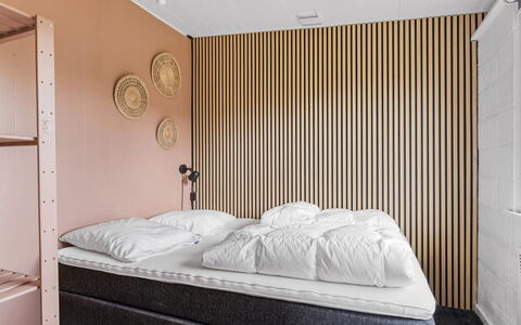 Solvey - 700M from the Sea: Pared, Diseño De Interiores, Habitación, Cama, Suelo, Sábana, Piso, Lecho, Techo, Mueble