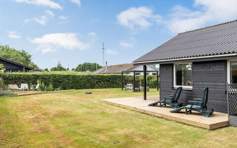 Solvey - 700M from the Sea: Techo, Casa, Casa, Cabaña, Vía Muerta, Césped, Sombra, Jardín, Yarda, Edificios Del Jardín