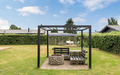 Solvey - 700M from the Sea: Sombra, Jardín, Estructura Al Aire Libre, Pérgola, Mueble Para Exteriores, Césped, Kiosko, Yarda, Pabellón, Patio Interior