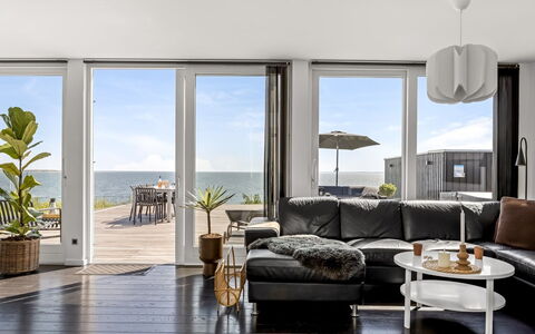 Lin - 80M from the Sea: Mueble, Diseño De Interiores, Sofá, Piso, Suelo, Sala, Mesa, Suelos De Madera, Techo