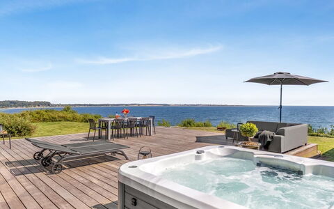 Lin - 80M from the Sea