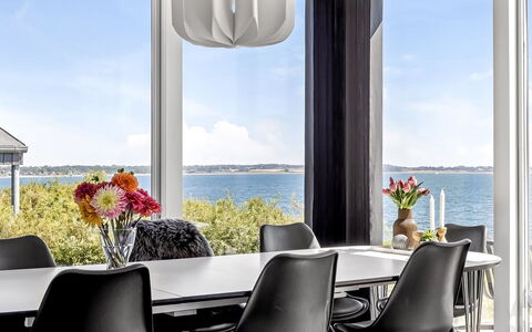 Lin - 80M from the Sea: Diseño De Interiores, Mueble, Mesa, Piso, Cocina Y Comedor Mesa, Silla, Suelo, Comedor, Techo, Encendiendo