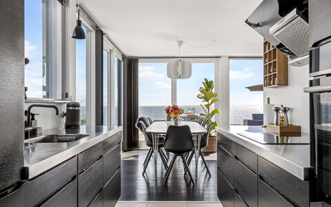 Lin - 80M from the Sea: Cocina, Mueble, Mostrador, Diseño De Interiores, Aparato De Cocina, Techo, Piso, Gabinetes, Silla, Encendiendo