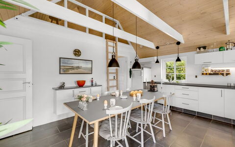Helma - 580M to the Fjord: Mueble, Diseño De Interiores, Piso, Cocina, Madera, Techo, Cocina Y Comedor Mesa, Lámpara, Suelo, Silla