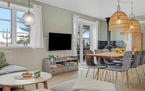 Filine - 100M from the Sea: Mueble, Diseño De Interiores, Piso, Lámpara, Suelo, Mesa, Madera, Sala, Techo, Sofá