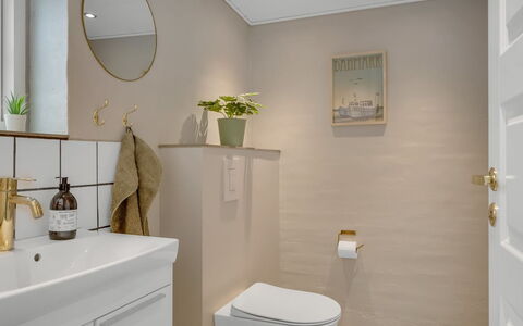 Filine - 100M from the Sea: Arreglo De Tubería, Piso, Suelo, Baño, Diseño De Interiores, Baño, Asiento Del Baño, Plomería, Grifo, Lavabo