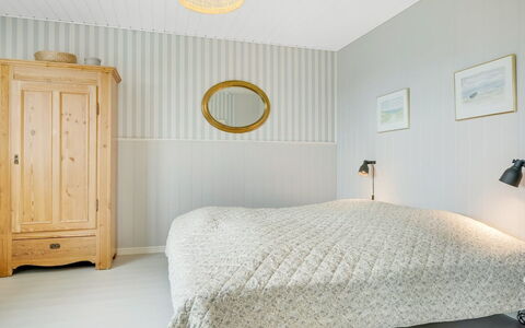 Filine - 100M from the Sea: Habitación, Diseño De Interiores, Cama, Madera, Techo, Lecho, Lámpara, Textil, Piso, Mueble