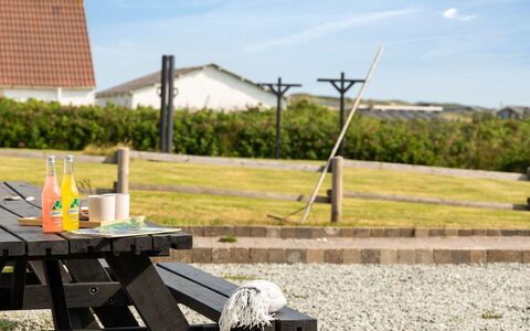 Filine - 100M from the Sea: Cielo, Mueble Para Exteriores, Mueble, Mesa De Picnic, Mesa Al Aire Libre, Banco Al Aire Libre, Luz De Sol, Sombra, Césped, Banco