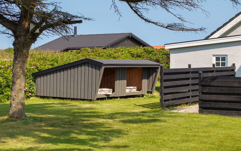 Filine - 100M from the Sea: Madera, Cobertizo, Edificios Del Jardín, Sombra, Patio Interior, Jardín, Vía Muerta, Yarda, Césped, Estructura Al Aire Libre