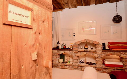 Hopfgarten im Brixental 696: Mueble, Diseño De Interiores, Madera, Habitación, Habitación, Encendiendo, Piso, Suelo, Techo, Cama