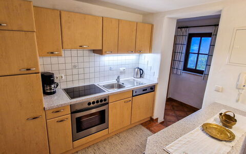 Hopfgarten im Brixental 696: Cocina, Mostrador, Piso, Fregadero, Suelo, Habitación, Gabinetes, Electrodoméstico, Departamento, Lavabo