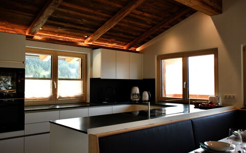 Kaiserchalet: Cocina, Mueble, Diseño De Interiores, Piso, Mostrador, Madera, Techo, Gabinetes, Suelo, Casa