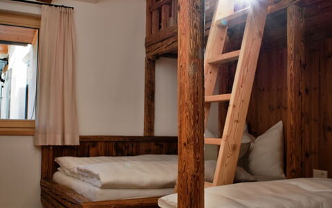 Kaiserchalet: Madera, Diseño De Interiores, Mueble, Cama, Techo, Suelo, Habitación, Habitación, Manchas De Madera, Madera Dura