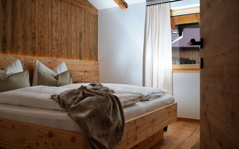Kaiserchalet: Madera, Habitación, Madera Dura, Lecho, Tablón, Manchas De Madera, Cama, Sábana, Linos, Marco De La Cama