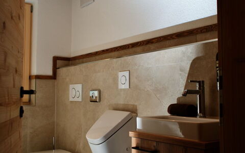 Kaiserchalet: Pared, Arreglo De Tubería, Piso, Madera, Baño, Suelo, Diseño De Interiores, Asiento Del Baño, Baño, Plomería