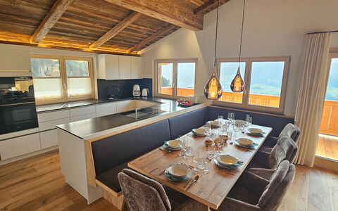 Kaiserchalet: Diseño De Interiores, Mueble, Madera, Piso, Techo, Suelo, Cocina, Habitación, Lámpara, Casa