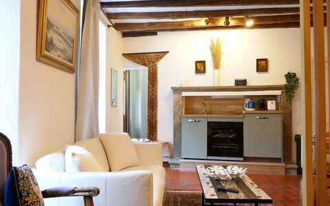 Ludiano 25: Mueble, Diseño De Interiores, Piso, Pared, Sofá, Suelo, Madera, Habitación, Techo, Sala