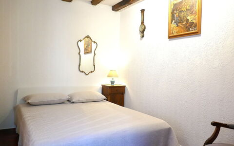 Ludiano 25: Cama, Habitación, Pared, Lecho, Sábana, Mueble, Diseño De Interiores, Madera, Suelo, Linos