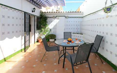 La Mar Serena: Mueble, Piso, Suelo, Silla, Mesa Al Aire Libre, Mueble Para Exteriores, Cocina Y Comedor Mesa, Planta De Casa, Balcón, Maceta