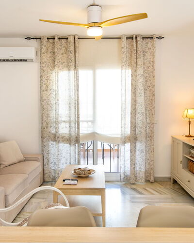 La Mar Serena: Mueble, Diseño De Interiores, Piso, Madera, Suelo, Techo, Sofá, Habitación, Sala, Mesa